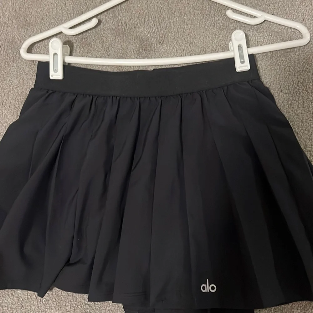 alo yoga black varsity tennis skirt